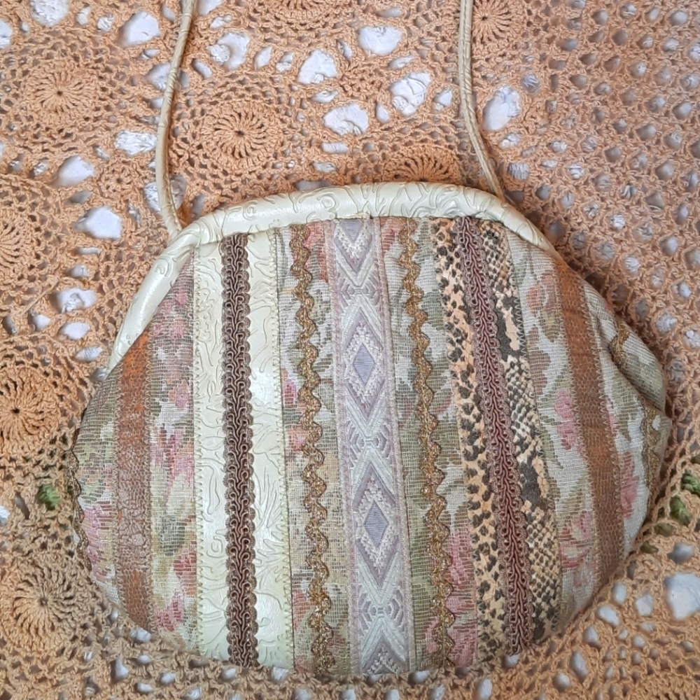 80's/90's vintage crossbody purse lowest price will be $45